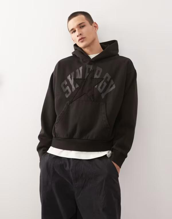 ウィークデイ メンズ アウター パーカー・スウェット プリント パーカー グラフィック Weekday oversized loose fit applique graphic print hoodie in faded Faded black ブラック 21,885円