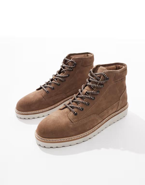 エイソス メンズ シューズ ブーツ・レインブーツ スエード ブーツ レース ASOS DESIGN lace up boots in stone faux suede with hiker laces Beige ベージュ