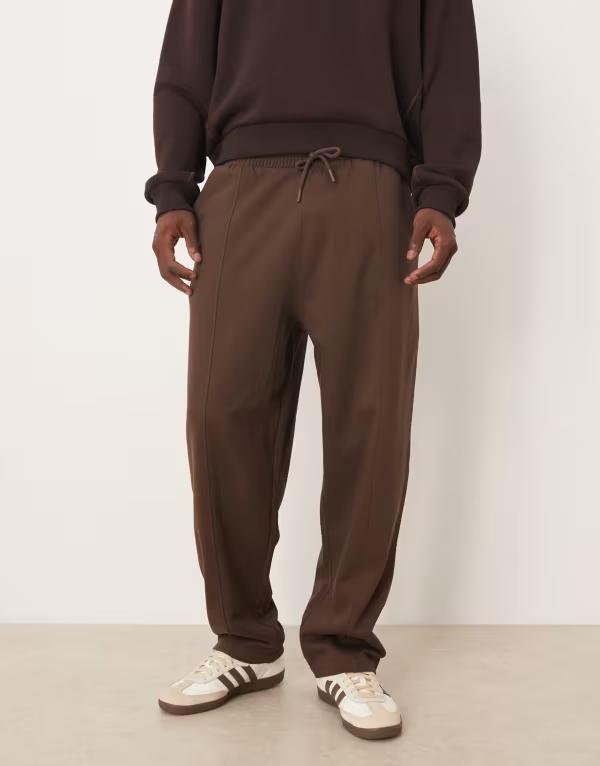エイソス メンズ ボトムス カジュアルパンツ パンツ スウェットパンツ ASOS DESIGN oversized sweatpants with pin tuck detail Bracken ブラウン｜ReVida 店