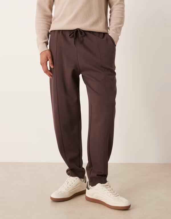 エイソス メンズ ボトムス 心地よいズボン下 ズボン下 スウェットパンツ ASOS DESIGN tapered sweatpants with pintucks BROWN 赤銅色