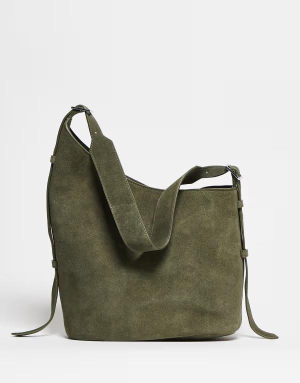 エイソス レディース バッグ トートバッグ アシンメトリー スエード ASOS DESIGN suede asymmetric tote bag with side buckle in olive OLIVE オリーブ