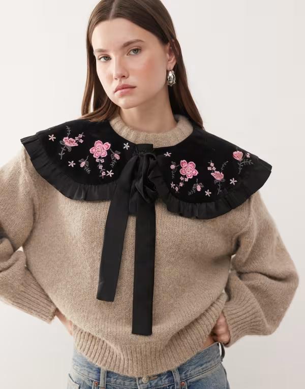 リクレイム ヴィンテージ レディース アクセサリー マフラー・ストール・スカーフ フラワー柄 ベルベット フラワー Reclaimed Vintage oversized velvet collar with floral embroidery black ブラック