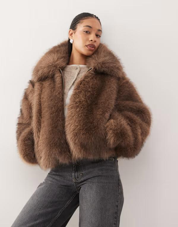 モンキ レディース アウター ジャケット・ブルゾン ジャケット Monki short faux fur jacket in mid Brown ブラウン