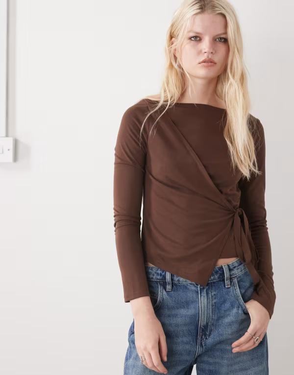 リクレイム ヴィンテージ レディース トップス シャツ Reclaimed Vintage long sleeve tie side top in chocolate brown ブラウン｜ReVida 店