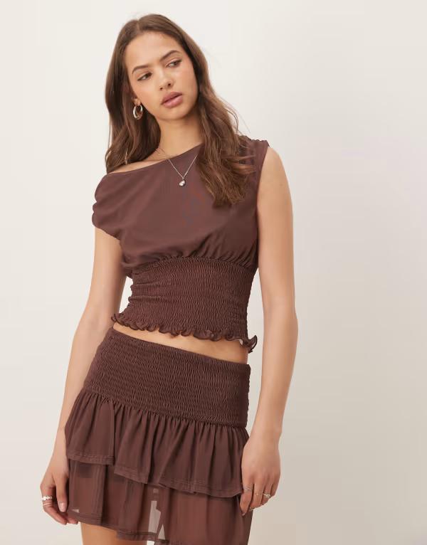 エイソス レディース トップス Tシャツ アシンメトリー ASOS DESIGN asymmetric neck shirred waist top in chocolate - part of a set Chocolate チョコレート｜ReVida 店