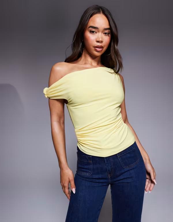 エイソス レディース トップス シャツ アシンメトリー ASOS DESIGN slinky knot shoulder top with asymmetric hem in yellowイエロー
