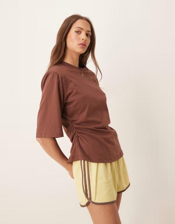 エイソス レディース トップス Tシャツ ASOS DESIGN cinched tee with shoulder pads BROWN ブラウン