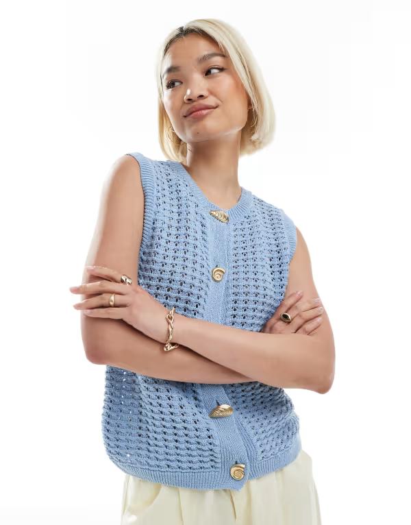 エイソス レディース トップス 貯蔵タンクいの一番 編み物 ASOS DESIGN crochet knit tank top with gold buttons Blue 青色 レディースファッション-トップス-タンクトップ