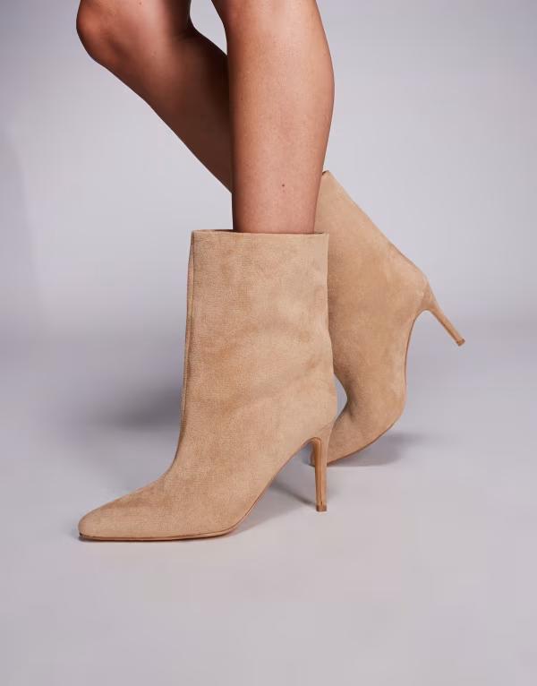 パブリックデザイア レディース シューズ ブーツ・レインブーツ スエード アンクル ブーツ ヒール Public Desire stiletto heel ankle boots in camel faux suede Camel suede キャメル