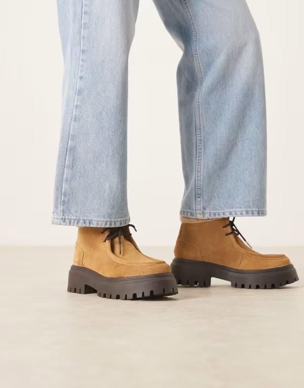 エイソス レディース シューズ ブーツ・レインブーツ スエード ブーツ ASOS DESIGN Arlo chunky desert boots with borg collar in sand suede Sand suede サンド
