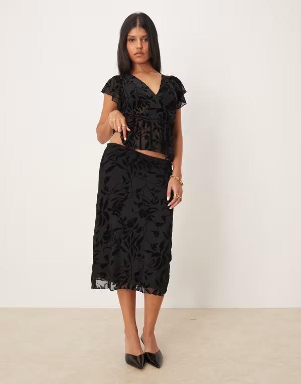 モーテル レディース ボトムス スカート ローライズ ミディ Motel atira low rise midi skirt in flocked black flowers - part of a set Black flower ブラック