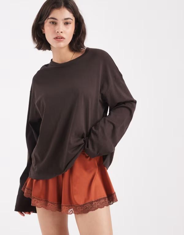 ミスセルフフリッジ レディース ボトムス ハーフパンツ・ショーツ レーストリム ショートパンツ サテン レース Miss Selfridge satin lace trim micro shorts in rustラスト