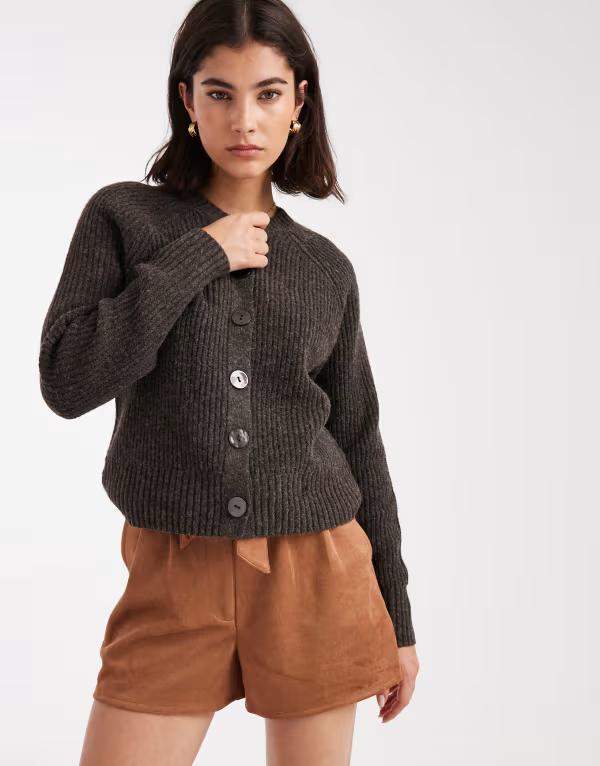 スリードベア レディース アウター カーディガン コントラスト Threadbare cardigan with contrast buttons in chocolate Chocolate チョコレート