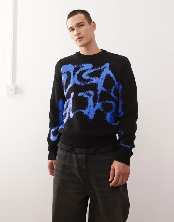 ウィークデイ メンズ アウター ニット・セーター プリント グラフィック Weekday oversized graphic sweater with blue spray print Black ブラック