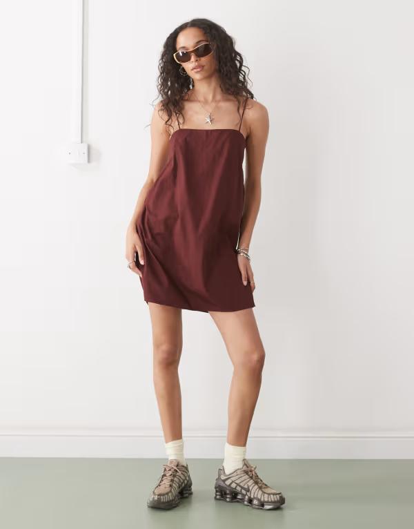 モンキ レディース トップス ワンピース ミニ コットン Monki cotton poplin mini dress with tie straps Burgundy バーガンディ｜ReVida 店