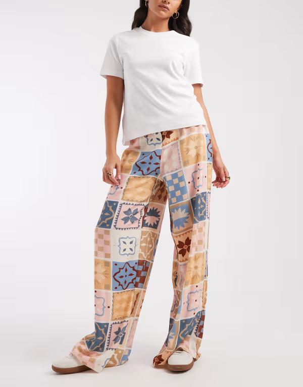 エイソス レディース ボトムス カジュアルパンツ プリント リネン ASOS DESIGN linen blend pull on pants in tile print Multi マルチカラー