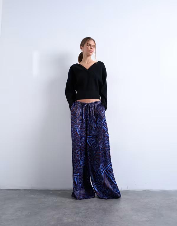 トップショップ レディース ボトムス カジュアルパンツ ワイドレッグ プリント サテン Topshop satin wide leg pants and burgundy print Burgundy and blue ブルー
