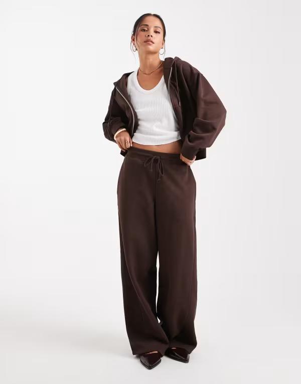 エイソス レディース ボトムス 心地好いズボン下 スウェットパンツ ASOS DESIGN oversized barreleg brushback sweatpants with seam detail インチ chocolate 黒茶
