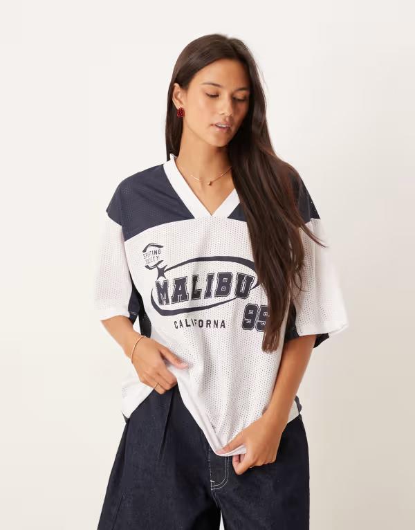エイソス レディース トップス Tシャツ Vネック グラフィック ASOS DESIGN oversized V-neck football T-shirt with graphic WHITE ホワイト 9,865円