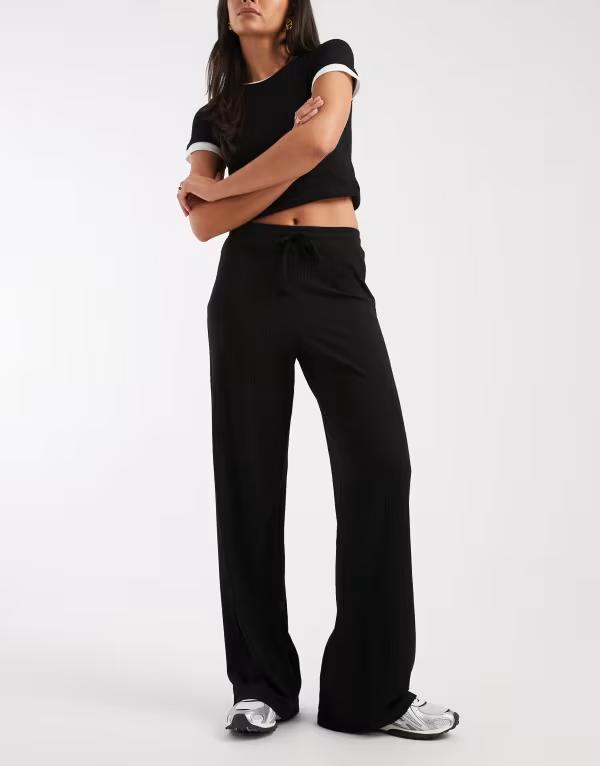 ピーシーズ レディース ボトムス 心地好いズボン下 ワイドレッグ プルオーバー Pieces mid waist wide leg jersey pants Black 黒いこと