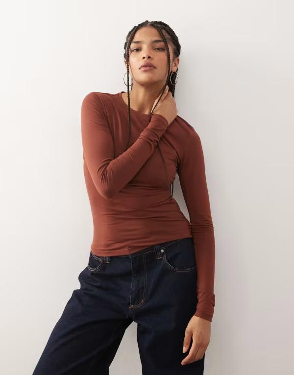ウィークデイ レディース トップス Tシャツ スリムフィット Weekday slim fit long sleeve T-shirt in rust ラスト