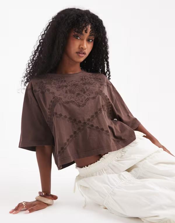 ミスセルフフリッジ レディース トップス Tシャツ 刺繍 クロップド Misselfridge western embroidered cropped tee in chocolate チョコレート