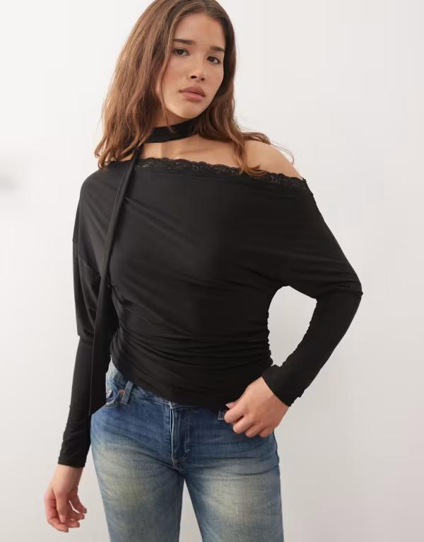 リクレイム ヴィンテージ レディース トップス シャツ レーストリム レース Reclaimed Vintage slouchy off the shoulder lace trim top with scarf Black ブラック｜ReVida 店 9,346円