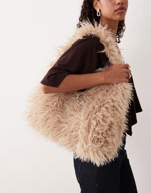 マンゴ レディース バッグ Mango shaggy faux fur oversized shoulder bag Oat ベージュ