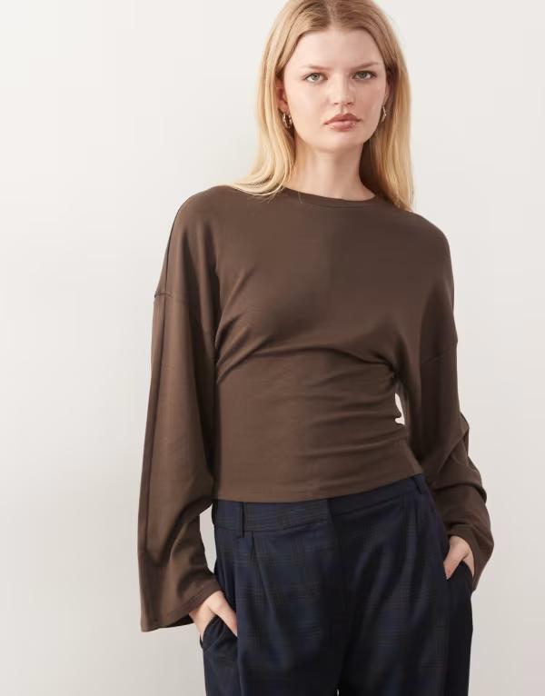ノイジーメイ レディース トップス Tシャツ Noisy May long sleeve cinch waistop in chocolate Brown ブラウン