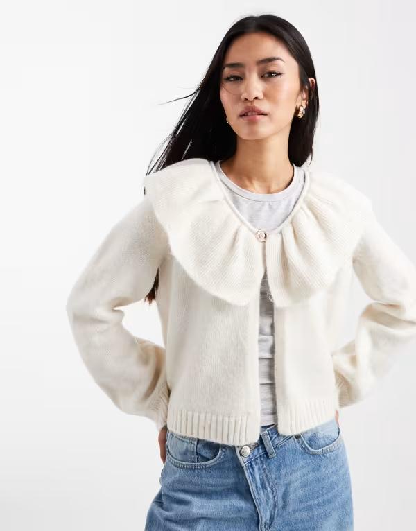 目的語 レディース アウター ジレー フラウンス Object premium ruffle and faux pearl button detail cardigan インチ cream BIRCH 皮膚軟化剤