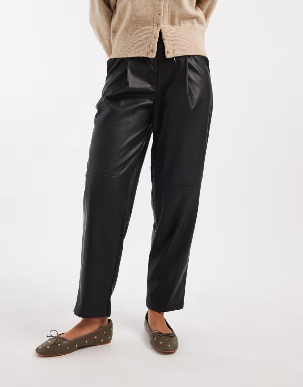 ミスセルフフリッジ レディース ボトムス カジュアルパンツ レザー フェイクレザー Misselfridge faux leather barreleg pants Black ブラック|ReVida 店
