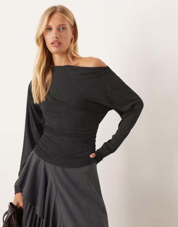 エイソス レディース トップス シャツ ドット柄 アシンメトリー ドット ASOS DESIGN asymmetric off shoulder polka dotop Black ブラック｜ReVida 店