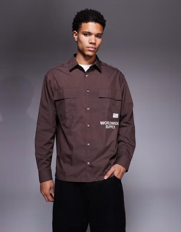 エイソス メンズ トップス シャツ プリント ASOS DESIGN oversized shirt with front print and patch in dark brown ブラウン｜ReVida 店