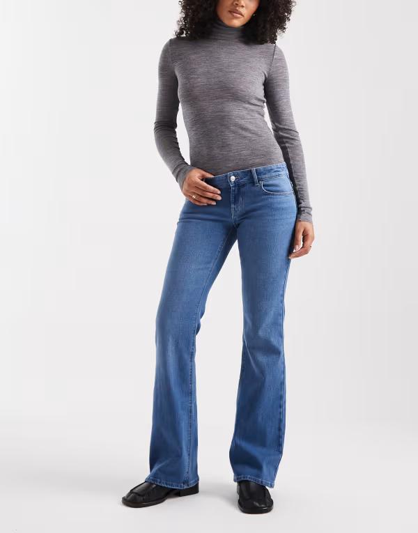 オンリー レディース ボトムス デニムパンツ ジーンズ ONLY Lola super lowaist flared jeans in light blue denim LIGHT BLUE ブルー｜ReVida 店 10,124円