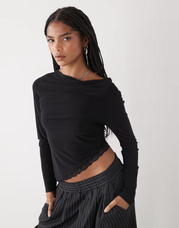リクレイム ヴィンテージ レディース トップス シャツ レーストリム ギャザー オフショルダー レース Reclaimed Vintage off-shoulderuched top with lace trim Black ブラック