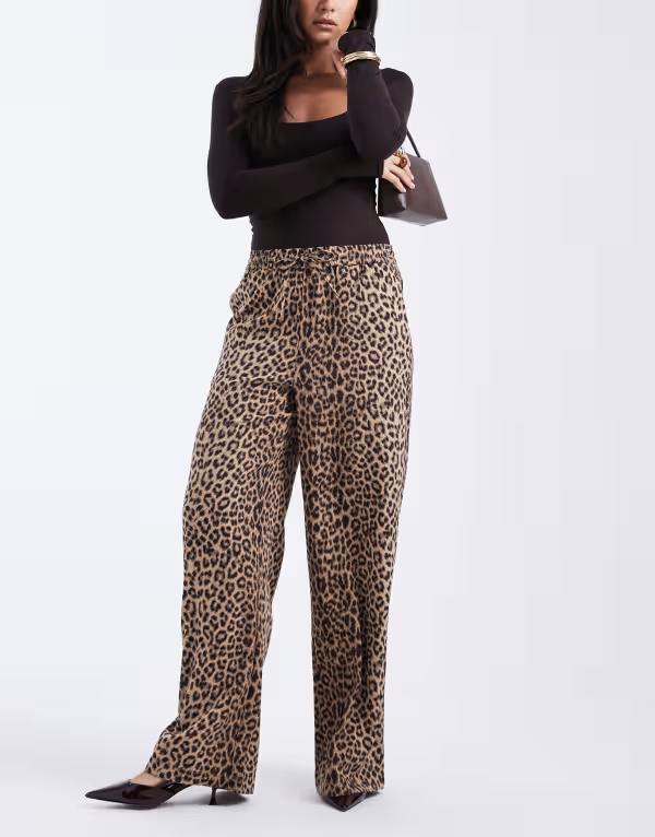 ピーシーズ レディース ボトムス カジュアルパンツ ワイドレッグ ハイウエスト プリント Pieces high waist wide leg pants in leopard print Naturaleo アニマル|ReVida 店