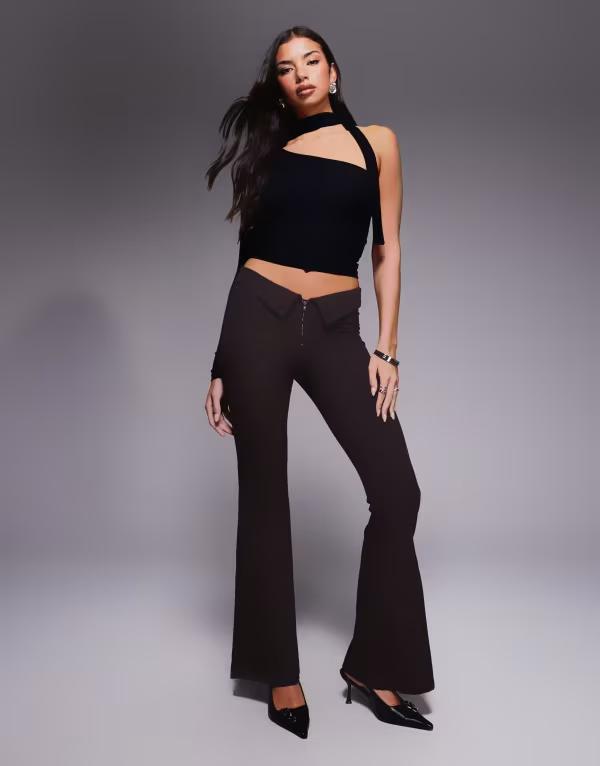 モンキ レディース ボトムス カジュアルパンツ ローライズ ダウン Monki low rise flared pants with foldown waist detail in dark chocolate brown ブラウン 15,961円