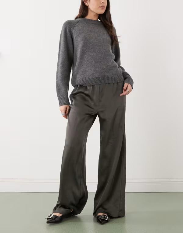 ウィークデイ レディース ボトムス カジュアルパンツ サテン Weekday satin pants in dark gray グレー