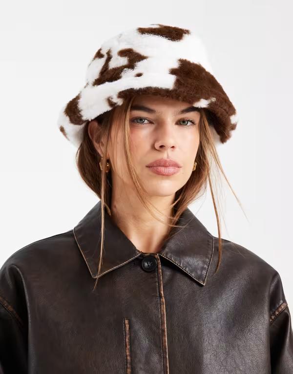 ピーシーズ レディース アクセサリー 帽子 プリント Pieces faux fur bucket hat cow print Bright White Cow ホワイト|ReVida 店