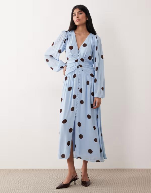 ノーバディーズ チャイルド レディース トップス ワンピース ドット柄 Vネック ドット ギャザー Nobody's Child Luna V-neck ruched waist button front midaxi dress oversized polka dot Blue polka dot ブルー｜ReVida 店 47,880円