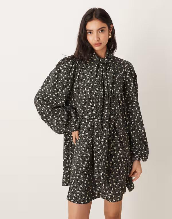 グラマラス レディース トップス ワンピース ドット柄 バルーンスリーブ フラワー柄 ドット ミニ フラワー Glamorous pussybow smock mini dress with balloon sleeves in polka dot floral Polka Dot Floral ドット