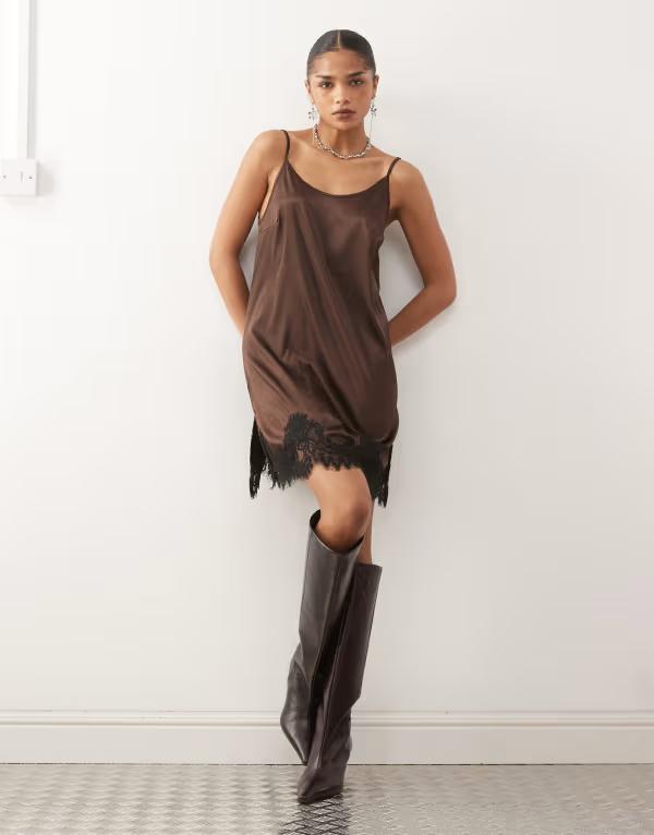 ノイジーメイ レディース トップス ワンピース ミニ サテン レース Noisy May satin mini dress with lace hem in chocolate Brown ブラウン