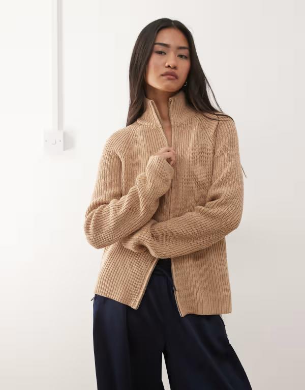 モンキ レディース アウター カーディガン リブニット Monki rib knitwo-way zip cardigan Beige ベージュ｜ReVida 店
