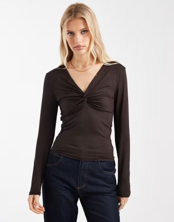 オンリー レディース トップス Tシャツ ギャザー ONLY ruchedetailong sleeve top in chocolate BROWN ブラウン