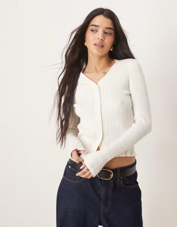 エイソス レディース アウター カーディガン Vネック ASOS DESIGN button front v neck cardigan with frill in rib in cream クリーム