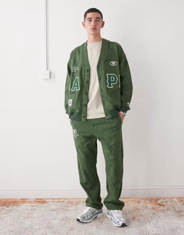 ベイシング エイプ メンズ ボトムス カジュアルパンツ スウェットパンツ Aape by A Bathing Ape loose fit sweatpants in dark green camo Multi マルチカラー