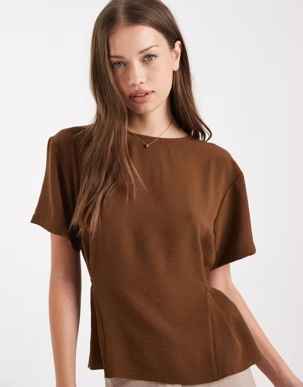 エイソス レディース トップス シャツ ASOS DESIGN tie back cinch detail woven tee in chocolate チョコレート