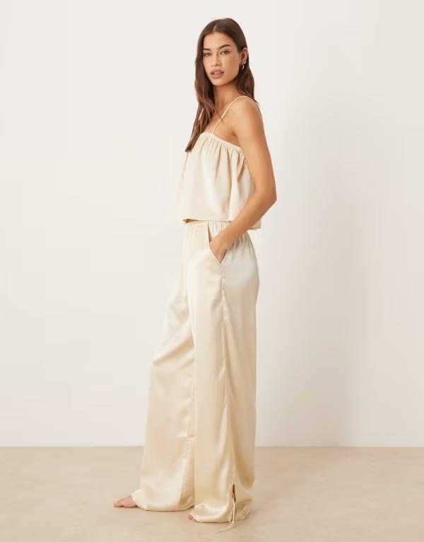 エイソス レディース ボトムス 心地好いズボン下 ワイドレッグ 繻子 ASOS DESIGN satin wide leg pajama pants Ivory 象牙色