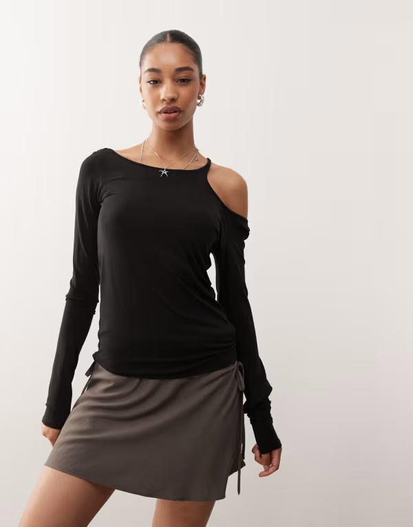 ウィークデイ レディース トップス タンクトップ カットアウト Weekday off shoulder long sleeve top with cut out detail Black ブラック