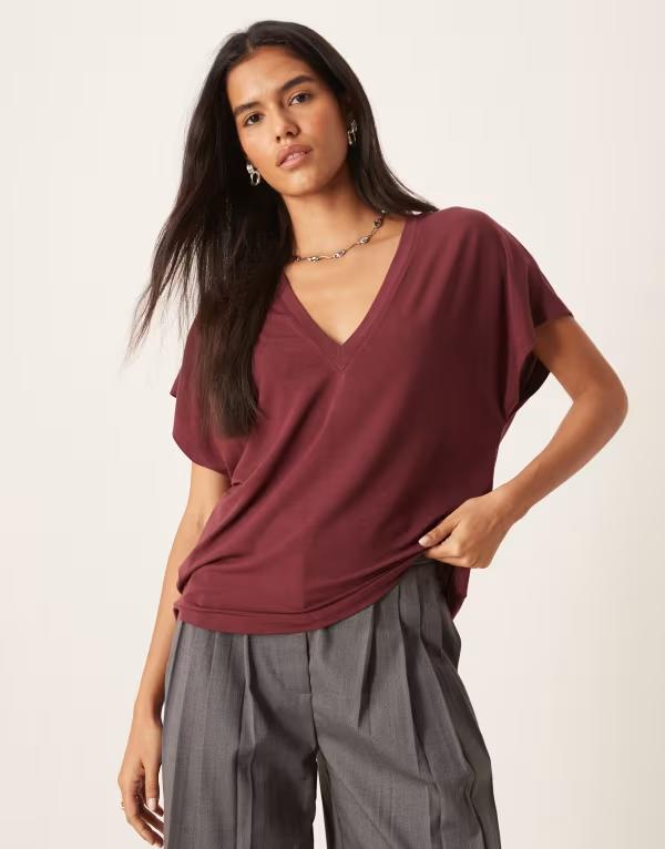 エイソス レディース トップス ティーシャツ Vのど首 ASOS DESIGN breatheMAX lyocell drapey V-neck T-shirt Burgundy バーガンディ レディースファッション-Tシャツ・カットソー-トップス